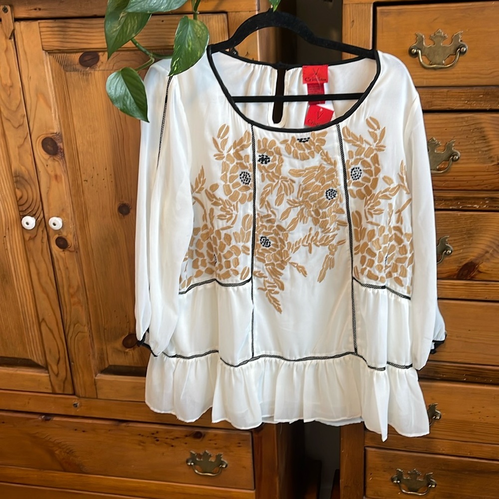 🌸V Cristina NWT long sleeve blouse with embroidered front